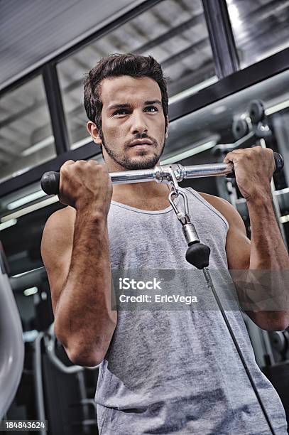 Attraktive Männliche Gewichtheben Stockfoto und mehr Bilder von Aktiver Lebensstil - Aktiver Lebensstil, Anaerobes Training, Anstrengung