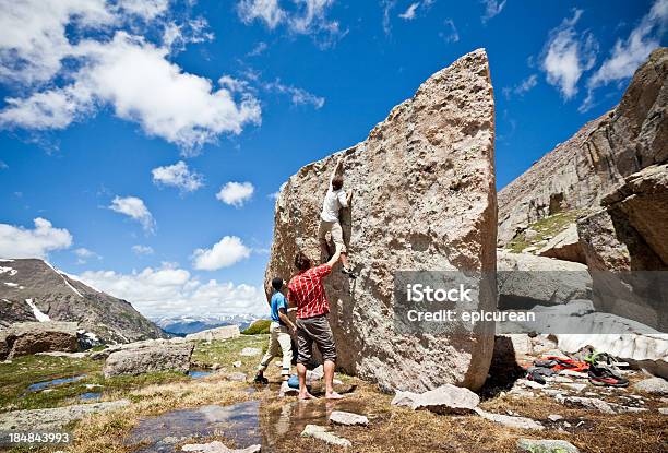 Rock Wspinacz Bouldering W Glacier Gorge Park Narodowy Rocky Mountain - zdjęcia stockowe i więcej obrazów 20-29 lat