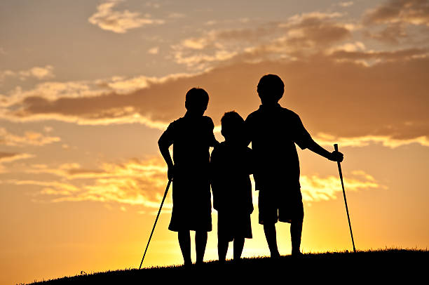 três golfistas juniores na zona rural do campo de golfe - standing family golf loving - fotografias e filmes do acervo