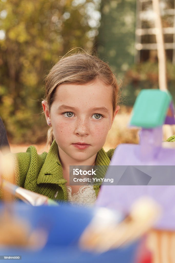 Chica joven trabajando en Birhouse pintura proyecto, Vermont - Foto de stock de 8-9 años libre de derechos