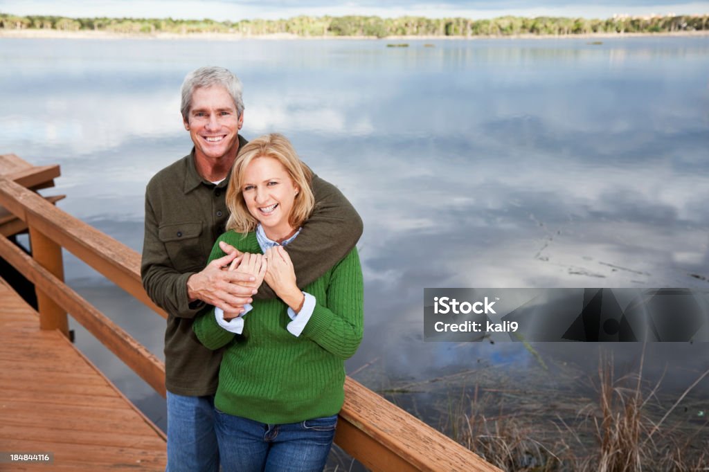 Retrato de pareja en el muelle de pie - Foto de stock de Lago libre de derechos