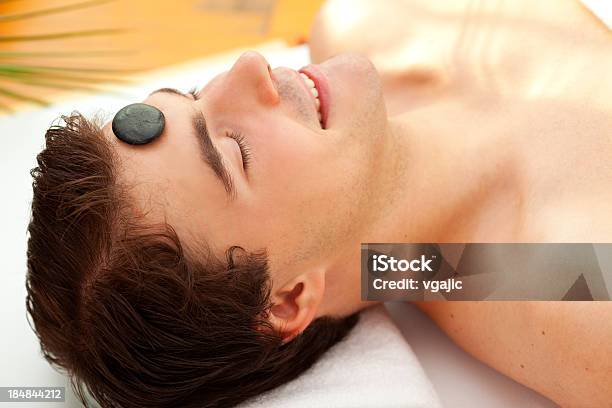 Giovane Uomo Con Hot Stone Massaggio Alla Testa Nel Centro Spa - Fotografie stock e altre immagini di 25-29 anni