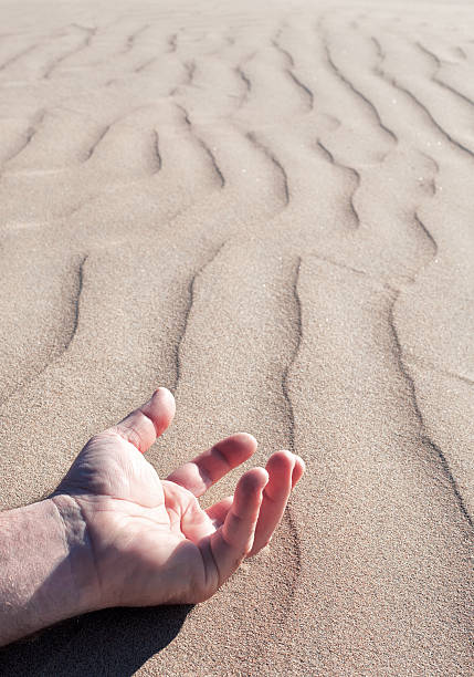 손으로 닿음 도움말을 보려면 사막 - thirsty desert men reaching 뉴스 사진 이미지