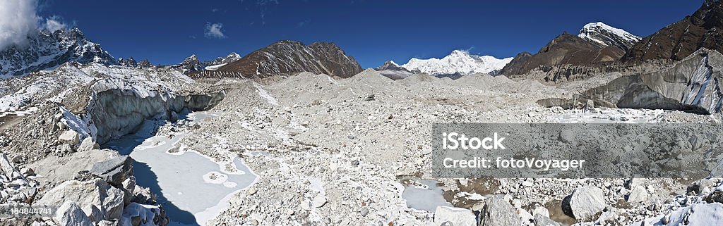glacier de l'Himalaya glace panorama Cho Oyu pics montagneux Népal - Photo de Aiguille rocheuse libre de droits