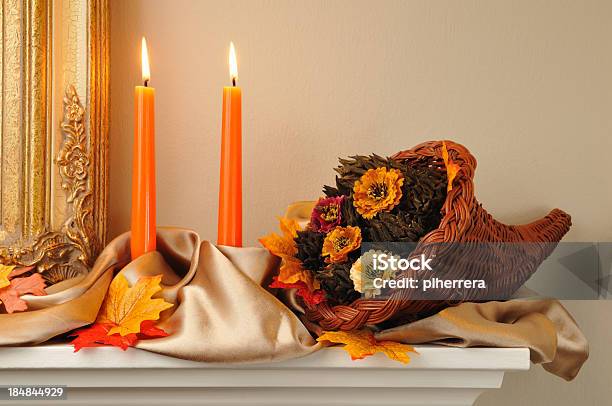 Autunnali Decorazioni Per La Casa - Fotografie stock e altre immagini di Mensola del camino - Mensola del camino, Autunno, Cornucopia