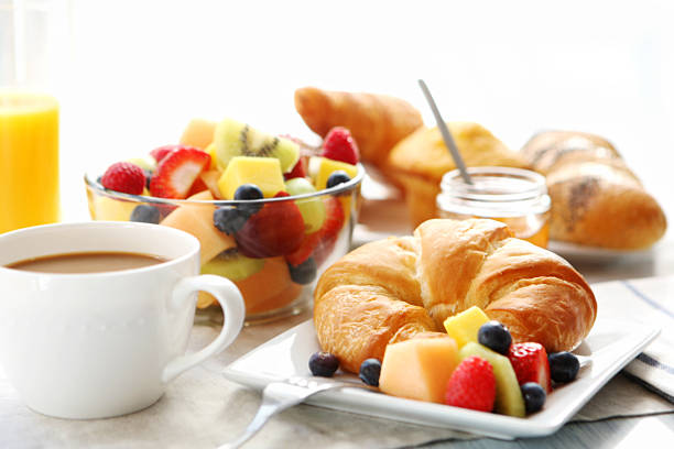 아침식사- 크루아상, 과일 샐러드 및 커피를 즐길 수 있습니다. - fruit cup 뉴스 사진 이미지