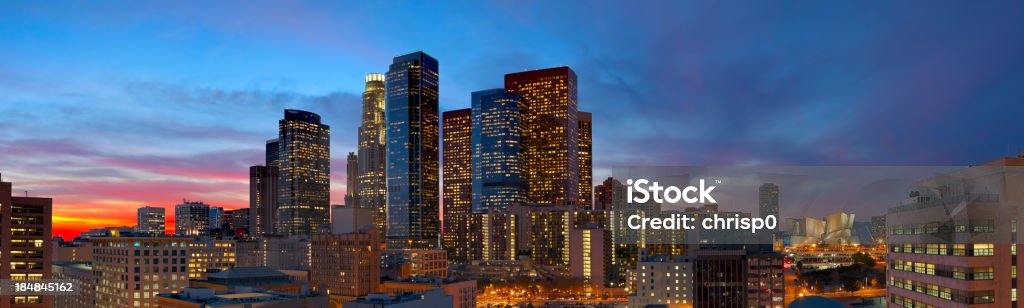 Vista panorámica del centro de la ciudad de Los Ángeles en el crepúsculo - Foto de stock de Condado de Los Ángeles libre de derechos