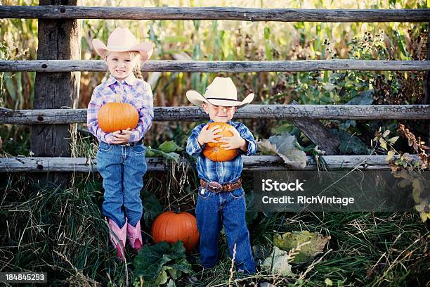 Foto de Cowboy Colheita De Outono e mais fotos de stock de Labirinto no milheiral - Labirinto no milheiral, 2-3 Anos, 6-7 Anos