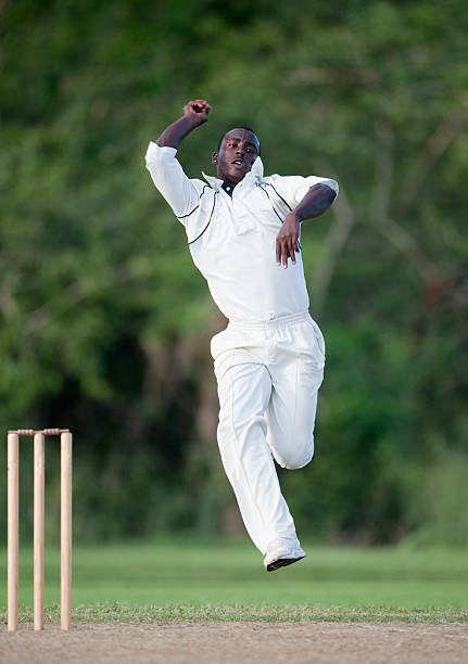 joueur de cricket - sport of cricket cricket player cricket field bowler photos et images de collection