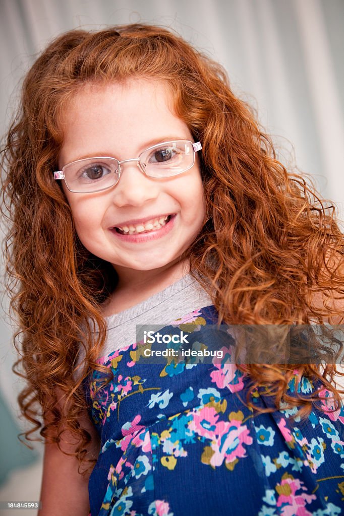 클로즈업 컬러 이미지를 행복함 여자아이 안경 - 로열티 프리 4-5세 스톡 사진