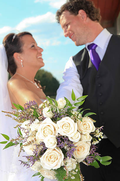 merveilleux mariage bouquet de focus - bouquet wedding bride flower photos et images de collection
