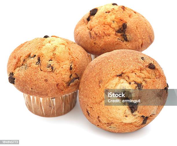 Tre Muffin Al Cioccolato Isolato Su Bianco - Fotografie stock e altre immagini di Muffin - Dolci - Muffin - Dolci, Sfondo bianco, Muffin al cioccolato