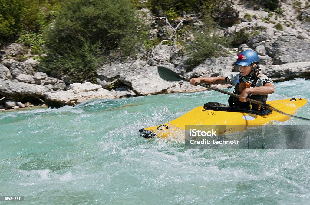 Donne in kayak sul fiume di montagna Turchese - Foto stock royalty-free di Acqua