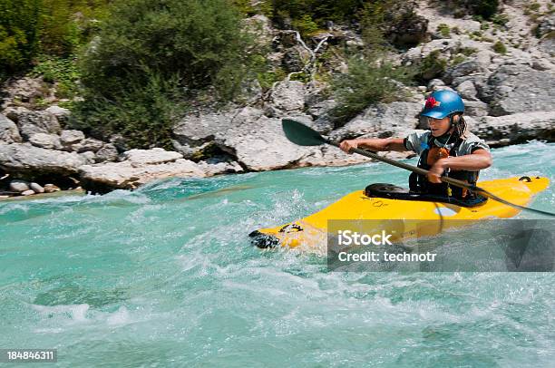 Donne In Kayak Sul Fiume Di Montagna Turchese - Fotografie stock e altre immagini di Acqua - Acqua, Acqua corrente, Adulto