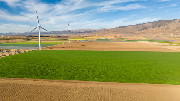 agricoltura eolica in california - solar panel wind turbine california technology foto e immagini stock