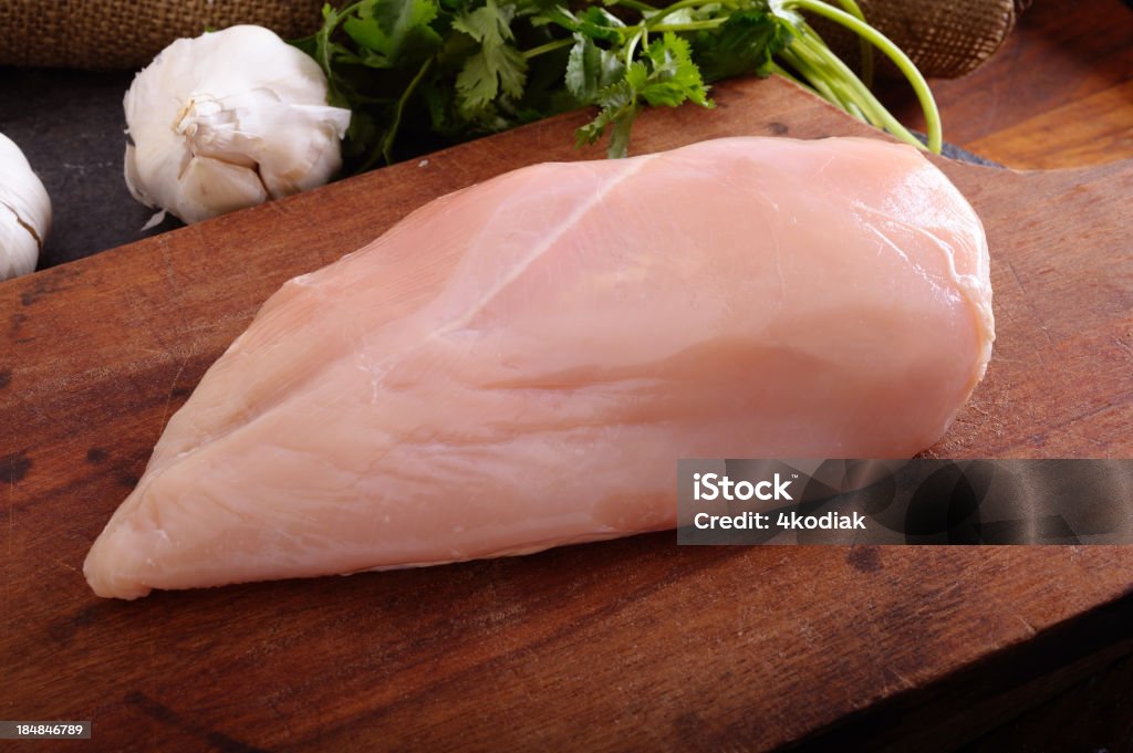 Petto di pollo crudo - Foto stock royalty-free di Petto di pollo