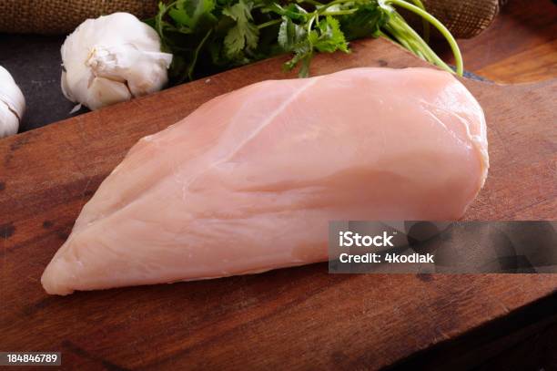 Petto Di Pollo Crudo - Fotografie stock e altre immagini di Petto di pollo - Petto di pollo, Carne, Cibi e bevande