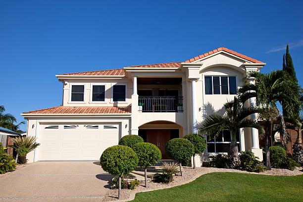 famiglia moderna casa davanti con cielo azzurro - clear sky residential district house sky foto e immagini stock