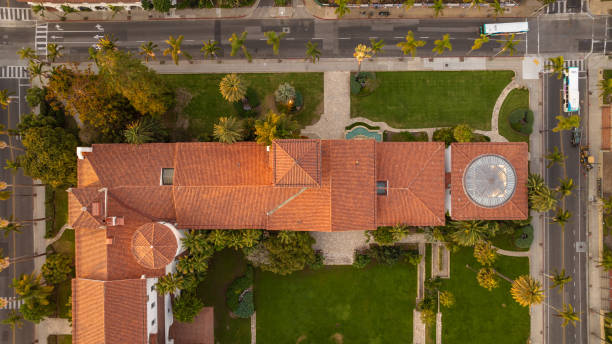 majestuoso palacio de justicia del condado de santa bárbara - santa barbara county above aerial view scenics fotografías e imágenes de stock