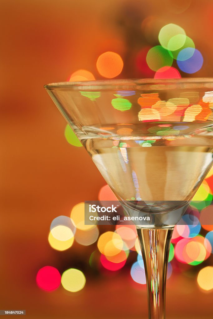 Martini cocktail com luzes de Natal - Foto de stock de Beber royalty-free