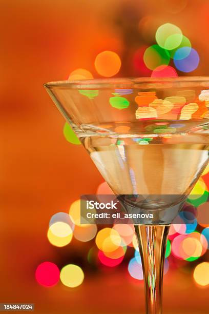 Foto de Martini Cocktail Com Luzes De Natal e mais fotos de stock de Beber - Beber, Bebida, Bebida alcoólica