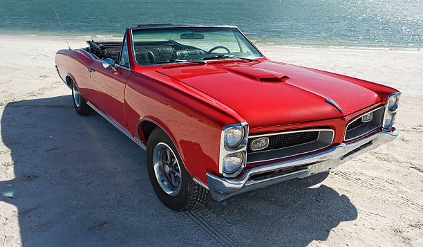 músculo coche clásico estadounidense - carro rojo fotografías e imágenes de stock