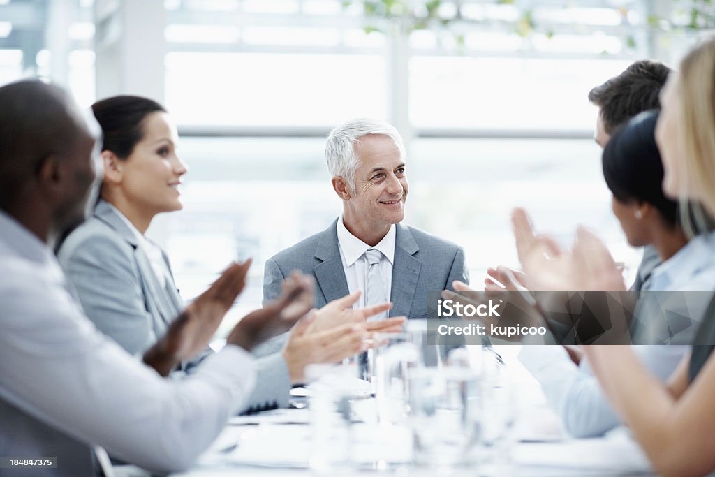 Equipe de negócios aplaudindo - Foto de stock de Grupo Multiétnico royalty-free