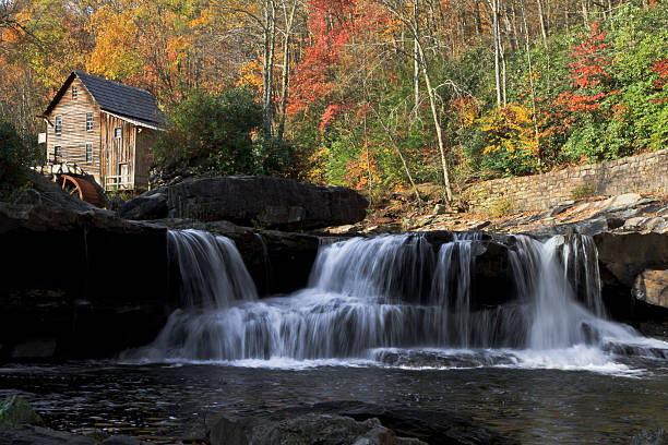 glade creek mill et de feuilles d'automne coloré - autumn watermill glade creek waterfall photos et images de collection