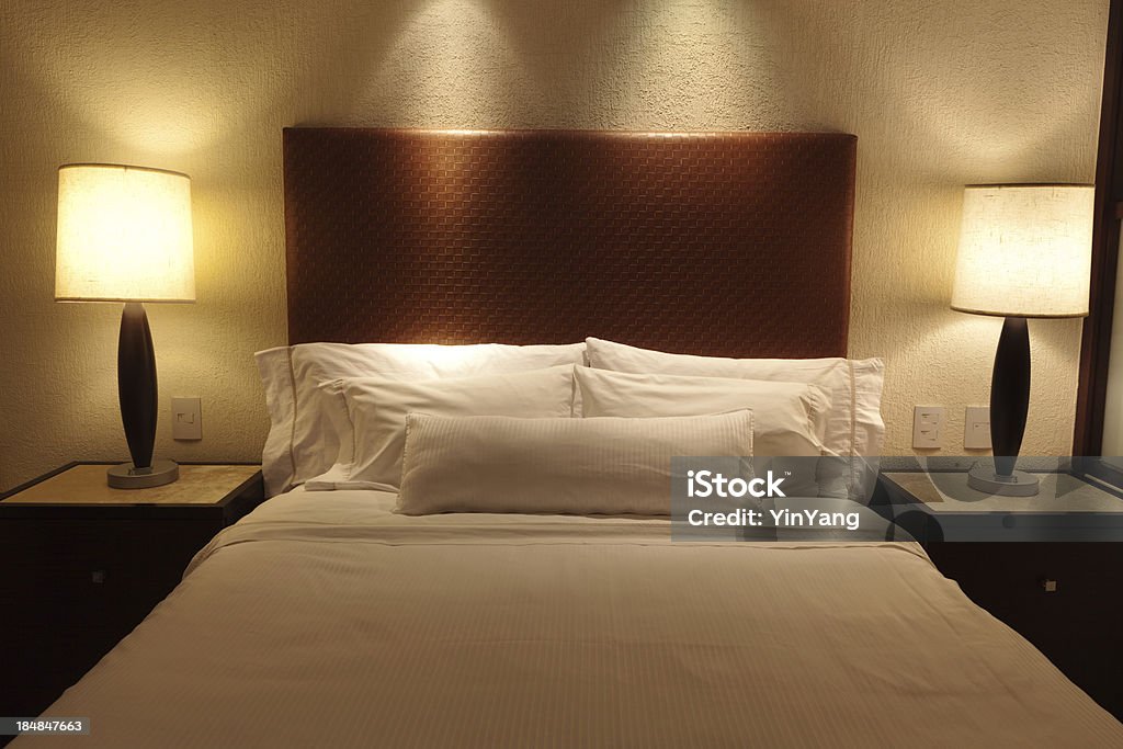 Cama y ropa de cama en una habitación de Hotel - Foto de stock de Almohada libre de derechos