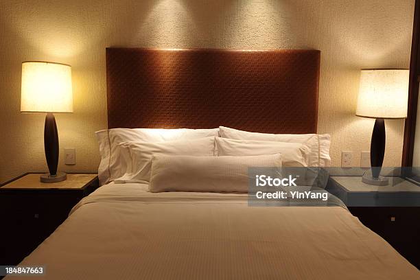 Cama Y Ropa De Cama En Una Habitación De Hotel Foto de stock y más banco de imágenes de Almohada - Almohada, Cama, Cama de matrimonio