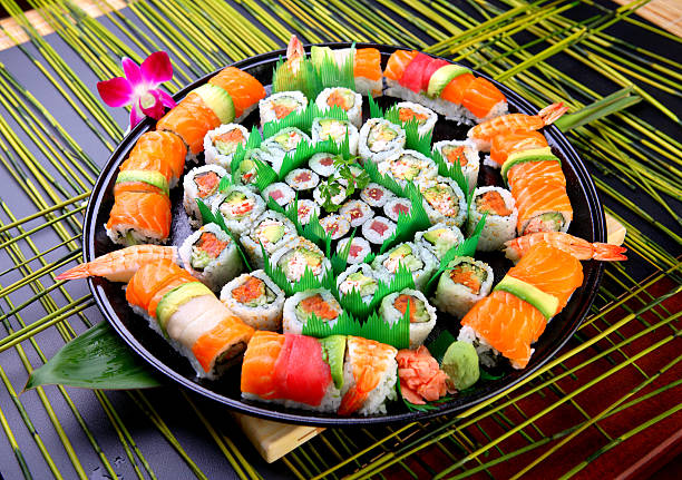 sushi japoński tacy - sushi california roll salmon sashimi zdjęcia i obrazy z banku zdjęć