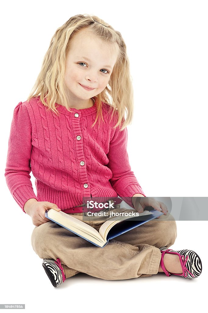 Fillette lisant un livre - Photo de Petites filles libre de droits