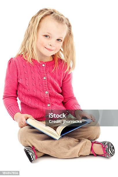 Маленькая Девочка Чтение Книги — стоковые фотографии и другие картинки Девочки - Девочки, Книга, Читать