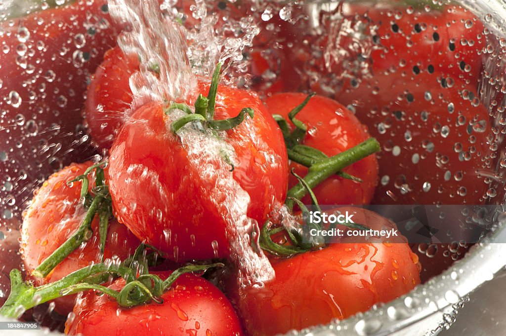 Close-up de tomate a ser lavada - Foto de stock de Lavar royalty-free