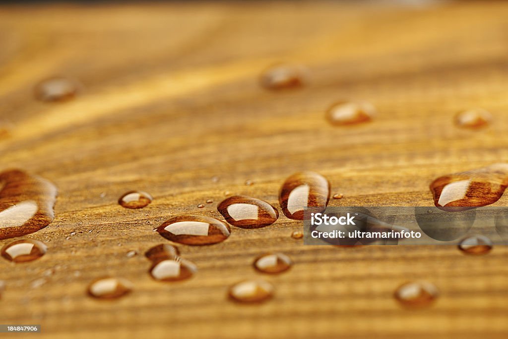 Protetto legno Dopo la pioggia-coperto con gocce d'acqua - Foto stock royalty-free di Cera