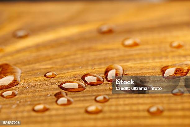 Protetto Legno Dopo La Pioggiacoperto Con Gocce Dacqua - Fotografie stock e altre immagini di Cera