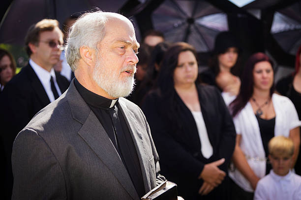 istock Clergy at a Funeral 184847919