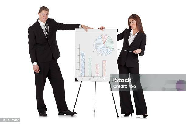 Casal De Negócios Com Um Flip Chart - Fotografias de stock e mais imagens de Apresentação - Discurso - Apresentação - Discurso, Duas Pessoas, Mostrar