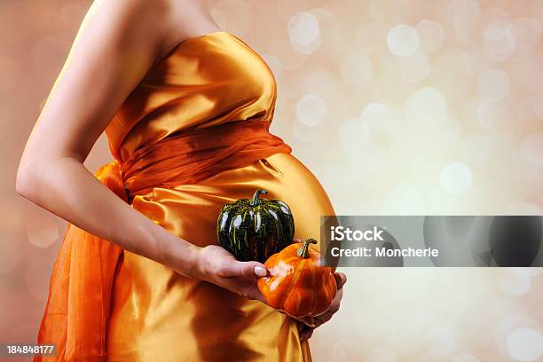 Donna Incinta Holding Pumpkins - Fotografie stock e altre immagini di Addome - Addome, Addome umano, Adulto