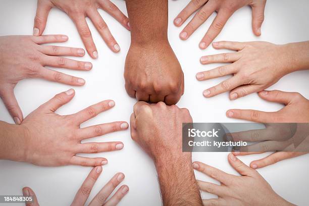 Enfrentar Fists Com As Mãos Arround - Fotografias de stock e mais imagens de Adulto - Adulto, Amizade, Apoio