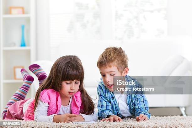 Carino Bambini Leggendo Un Libro - Fotografie stock e altre immagini di 4-5 anni - 4-5 anni, 6-7 anni, Allegro