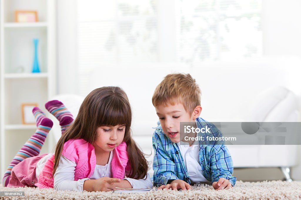 Linda crianças lendo um livro - Foto de stock de 4-5 Anos royalty-free