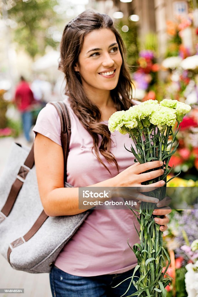 Jovem mulher comprando no mercado de flores - Foto de stock de Maço de Flores royalty-free