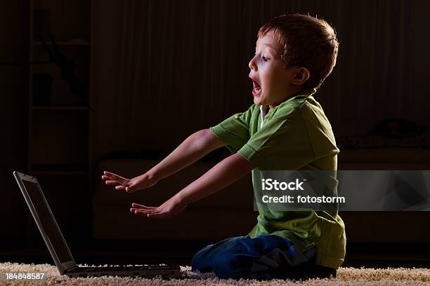 Foto de Medo Criança Na Frente Do Laptop e mais fotos de stock de Medo - Medo, Computador, Criança