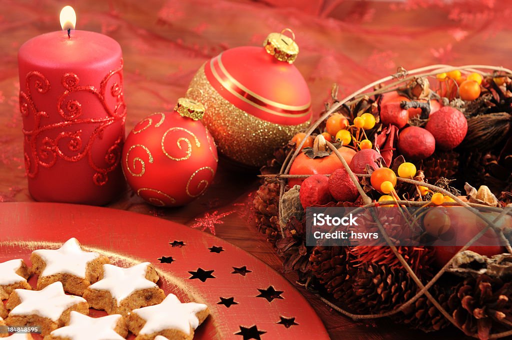 Corona di Natale con candele natalizie e sfere e tradizionali i cookie - Foto stock royalty-free di A forma di stella