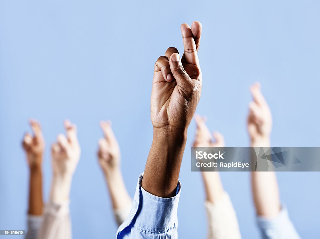 Держите кулачки! Многие руки отвратить Плохая примета - Стоковые фото Африканская этническая группа роялти-фри