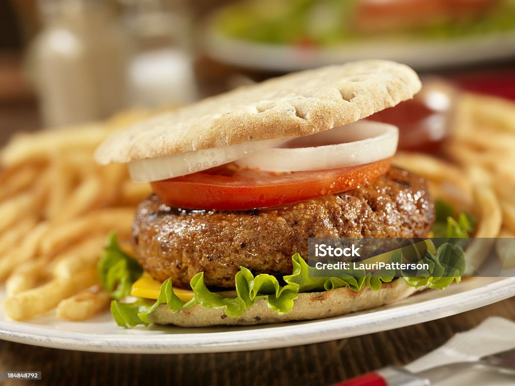 BBQ CheeseBurger z sałaty i pomidorów - Zbiór zdjęć royalty-free (Barbecue)