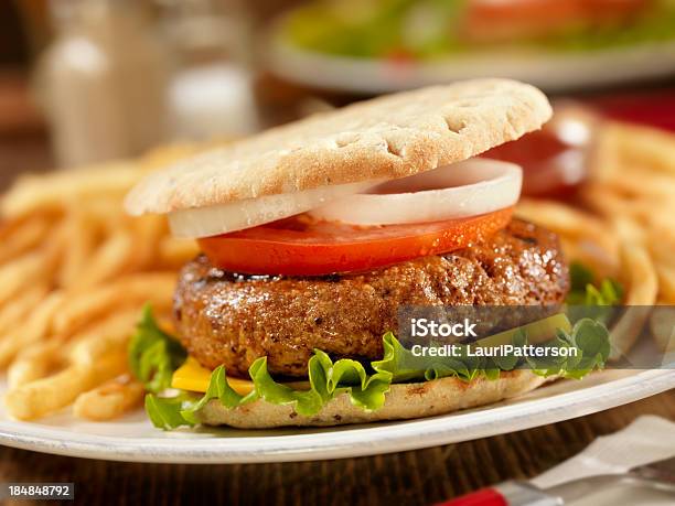 Bbq Cheeseburger Com Alface E Tomate - Fotografias de stock e mais imagens de Acompanhamento - Acompanhamento, Alimentação Não-saudável, Alimentação Saudável