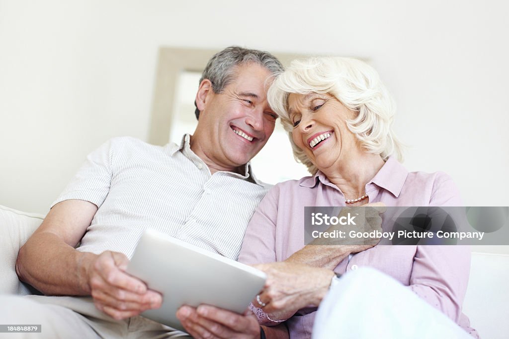 Senior pareja con su tableta - Foto de stock de 60-69 años libre de derechos