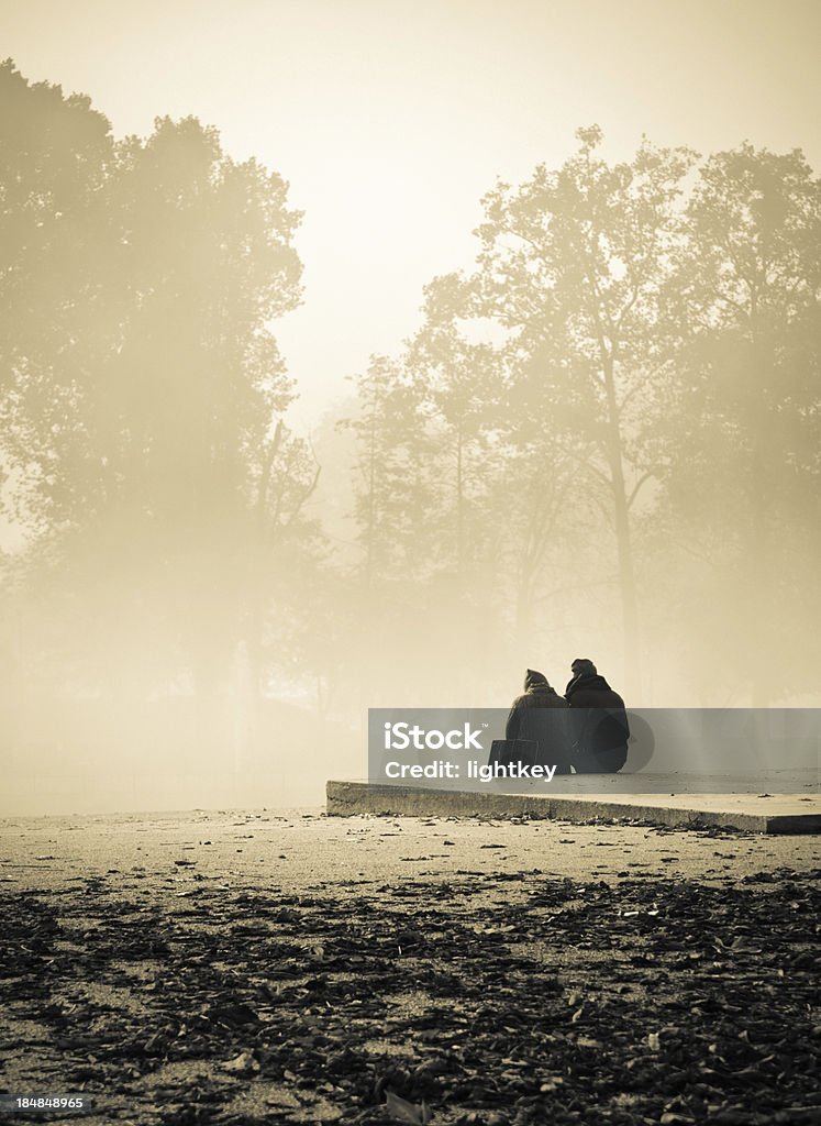 Couple dans le parc - Photo de Adulte libre de droits